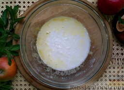 Пирог с яблоками и корицей: Влейте кислое молоко, аккуратно перемешивая смесь венчиком.