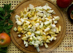 Пирог с яблоками и корицей: Далее подготовьте начинку для пирога. Яблоки очистите от кожуры и семян, нарежьте произвольными небольшими кусочками.