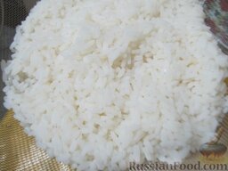 Рис с жареной колбасой и яйцами: Рис отварить (в большом количестве воды), промыть под холодной водой. Откинуть на сито.