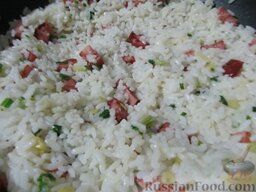 Рис с жареной колбасой и яйцами: Потом засыпать колбасу рисом, хорошо перемешать.