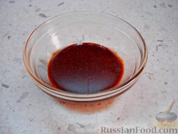 Куриный шашлык на сковороде: Для маринада размешать в оливковом масле соль и все специи.