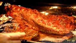 Пряная свинина с соусом барбекю: В процессе запекания регулярно поливать мясо вытапливаемым жиром, чтобы мясо приобрело красивую золотистую корочку.