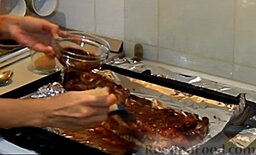 Пряная свинина с соусом барбекю: Через два часа достать противень, промазать мясо со всех сторон соусом барбекю.
