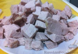 Салат "Тбилиси": Вареное мясо порезать кубиками.