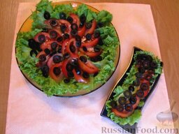 Салат из печени трески и овощей "Яркая поляна": Черные оливки без косточек порезать колечками.