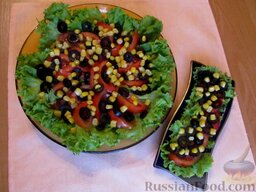 Салат из печени трески и овощей "Яркая поляна": Порвать листики базилика. Все это выложить поверх помидор, а сверху посыпать кукурузой.