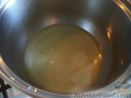 Скумбрия маринованная с семенами горчицы: В кастрюлю налить масло, воду, винный уксус. Добавить соль и сахар. Поставить на средний огонь. Помешивая довести до кипения.