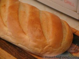 Яичница в хлебе: Нарежем хлеб. Вырежем из него мякиш, оставив кольцо из корки.