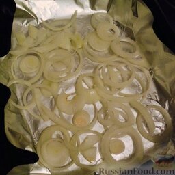 Хариус в духовке: Когда замаринуется, лук нарезать кольцами и выложить его на смазанную маслом фольгу, сделав тем самым воздушную подушку для рыбы.
