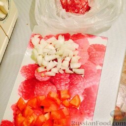 Соус "Болоньезе": Фарш разморозить, лук и помидор нарезать.