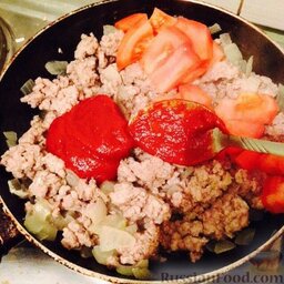 Соус "Болоньезе": Добавить помидор и томатную пасту, перемешать. Добавить соль и специи по вкусу. Я добавляла обязательно базилик.