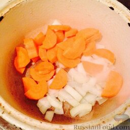 Овощное рагу: В казане разогреть масло, добавить морковь и лук, обжарить.