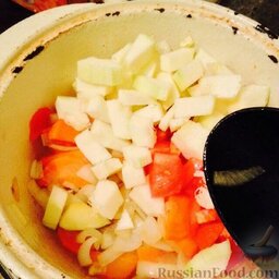 Овощное рагу: Добавить кабачок и помидор.