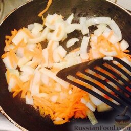 Гречка по-купечески: Морковь и лук обжарить на хорошо разогретой сковороде с маслом до золотистого цвета.