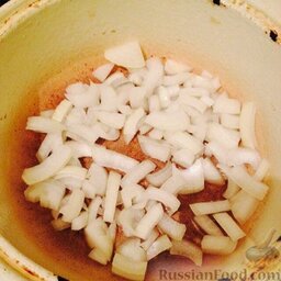 Рис с овощами: Поставить казан или сотейник разогреваться с маслом.   Выложить туда нашинкованный лук.