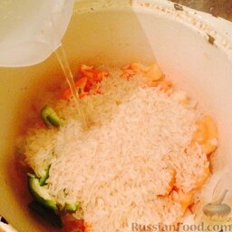 Рис с овощами: Следом всыпать рис и залить все водой.