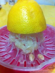 Закуска из сельди и яиц: Лимон разрезать пополам. Из одной половинки лимона выжать сок.