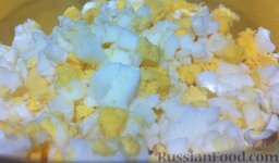 Закуска из сельди и яиц: Яйца почистить и также мелко порубить.