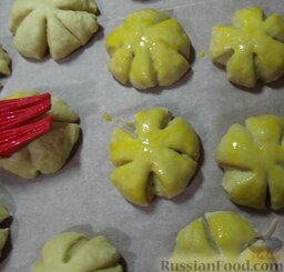 Тыквенные булочки с кунжутом "Тыковки": Смажьте булочки желтком и присыпьте кунжутными семечками.