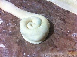 Пирог "Улитка": Берем одну колбаску и начинаем сворачивать ее рулетом (шов должен быть внизу).