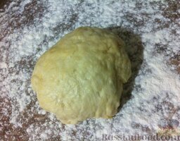 Пирог "Улитка": Замесить плотное тесто.