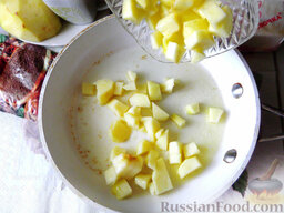 Быстрый десерт с карамелизованным яблоком и корицей: Когда масло растает, высыпьте на сковороду кусочки яблок.