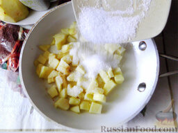Быстрый десерт с карамелизованным яблоком и корицей: Добавьте к яблоку сахар и размешайте.