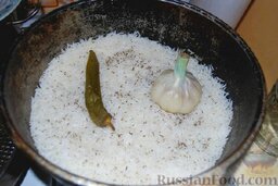 Софи-палов: Перчик и чеснок - туда же. А поверхность риса нужно пролить небольшим количеством растопленного курдючного жира, смешанного с растительным маслом. Для вкуса.   Кстати, перед закладкой риса нужно проверить зирвак на соль - он должен быть немного пересоленным.