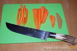Софи-палов: А пока это всё варилось, у меня появилось время, чтобы порезать морковку и лук, а также продемонстрировать вам свой привезенный из Бухары пчак. Бухарский плов делается традиционным бухарским ножом. :-)   Морковка режется как обычно - соломкой. Лук режется тонкими кольцами.