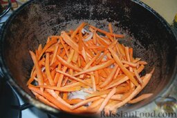 Софи-палов: Лук сверху покрыл морковкой и залил это всё бульоном - так, чтобы он только-только касался слоя моркови. Важно не переборщить - много жидкости нам не нужно.  Потом я поставил всё это дело на сильный газ, а когда закипело - газ убавил. 15-20 минут это всё тушилось, а я лишь придавливал морковку шумовкой время от времени.