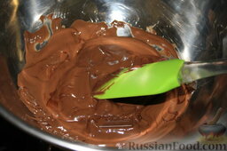 Шоколадные брауни с грецкими орехами: Теперь нам нужно приготовить водяную баню. для этого возьмем небольшую кастрюлю и металлическую емкость, по размеру чуть больше кастрюли. Нальем воду в кастрюлю и поставим на огонь до закипания. Воды в кастрюле должно быть не много, чтобы поставить сверху емкость с шоколадом и вода не доставала до дна емкости. Растапливаем шоколад, пока он не станет однородным. После отставляем его слегка остыть.