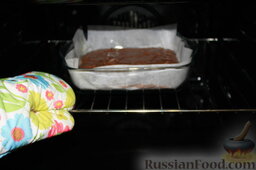 Шоколадные брауни с грецкими орехами: Заливаем в форму наше тесто и распределяем его равномерно по форме. Ставим выпекаться форму с тестом в духовку на 20 минут, на средний уровень.