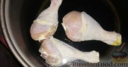 Борщ с курицей: Тщательно вымыть мясо и залить холодной водой (3 л).