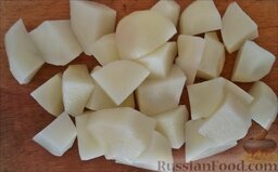 Борщ с курицей: Нарезать картофель кубиками.