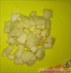Фруктовый салат "Ананас": Грушу очистить таким же способом и нарезать кубиками.