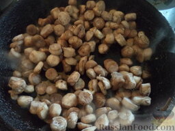Лобио с шампиньонами: Грибы вымыть, нарезать кусочками.   Разогреть сковороду, налить растительное масло. В горячее масло выложить лук и грибы.