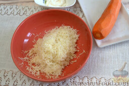 Салат с сельдереем, морковью и йогуртом: Сельдерей очищаем от кожицы. Измельчаем дольки чеснока и сельдерея с помощью кулинарной терки.