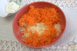 Салат с сельдереем, морковью и йогуртом: Морковь шинкуем и добавляем к общей массе.