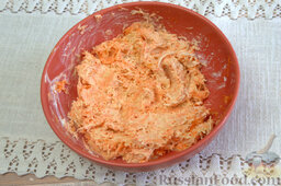 Салат с сельдереем, морковью и йогуртом: С помощью ложки тщательно перемешиваем салат.