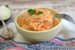 Салат с сельдереем, морковью и йогуртом: Выкладываем в салатник. Подаем овощной салат с отбивными, котлетами, ветчиной, индейкой или картофелем.  Приятного аппетита!