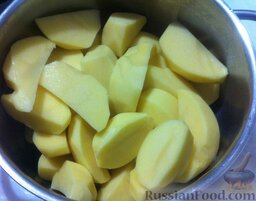 Картофель, запеченный в соевом соусе с чесноком: Картофель почистить и порезать дольками. Отварить картофель в течение 5 минут. С приваренного картофеля слить воду.   Чеснок пропустить через пресс. Включить духовку (разогреть до 200 градусов).