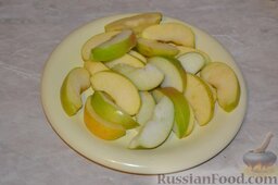 Пикантная курочка с яблоками, запеченная в рукаве: Яблоки, вымыв и удалив с них семенные коробки, нарезать крупными дольками.