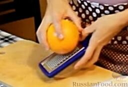 Пирог "Апельсиновое настроение": Снимаем цедру с одного апельсина.