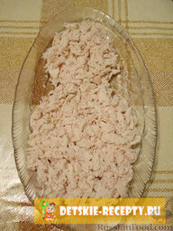 Новогодний салат «Снеговик»: 1. Процесс приготовления салата «Снеговик» очень прост. На плоскую посуду я выкладываю слоями в форме снеговика следующие продукты: мелко нарезанное отварное куриное филе.