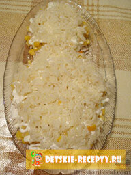Новогодний салат «Снеговик»: 7. Отварной рис. Кстати, для салата удобно отваривать рис с добавлением растительного масла, чтобы он был не таким сухим — получается гораздо вкуснее!