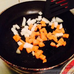 Рассольник с рисом: Далее разогреть сковороду и обжарить морковь с луком.