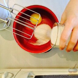 Немецкий манник: В другой чаше взбить сахар и яйцо до упругой пены.