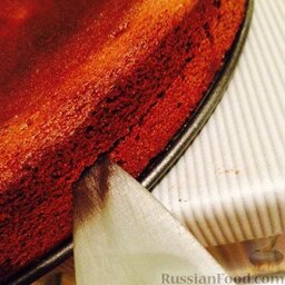 Торт "Брусничная поляна": Когда корж будет готов, вытащить, разрезать его на два коржа.