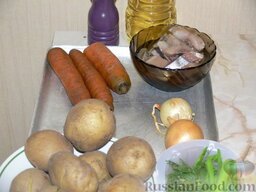 Салат с селедкой и картошкой: Подготовить продукты. Для начала отварим морковь и картофель в мундире.  Отваренные овощи нужно остудить и после очистить.