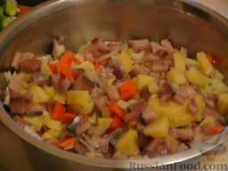 Салат с селедкой и картошкой: Вареные овощи и лук измельчить мелким кубиком. Сельдь нужно порезать небольшим кубиком